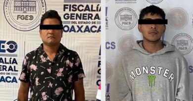 La Fiscalía General de Justicia del Estado de Oaxaca informó que los dos policías detenidos por su posible participación en la muerte violenta del joven Diego Ignacio Paz, ocurrida en el marco de un operativo de alcoholímetro que realizaba la autoridad municipal de Santa Lucía del Camino, fueron presentados ante el juez, imputados por el delito de ejecución extrajudicial.