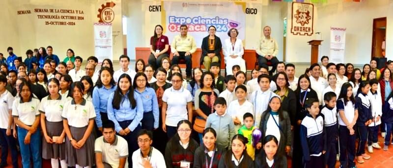 Las y los alumnos de quinto año de la escuela primaria “Revolución Mexicana”, obtuvieron el primer y segundo lugar en la categoría “Bohr” de la Expociencias Oaxaca 2024, región Valles Centrales, organizada por el Consejo Oaxaqueño de Ciencia, Tecnología e Innovación (Cocitei).