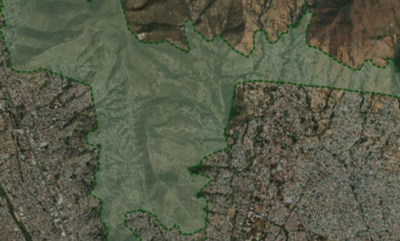 Luego que el cabildo municipal de Oaxaca de Juárez, echara abajo el acuerdo de noviembre de 2021, por el cual se suspendía el otorgamiento de permisos para la realización de obras, apeo y deslindes de suelo en la Zona de Reserva Ecológica y Área Natural Protegida del Cerro del Fortín, Cruz Blanca y el Crestón, organizaciones de la sociedad civil defensoras del medio ambiente, cuestionaron la iniciativa que pasó por la aplanadora de concejales morenistas.